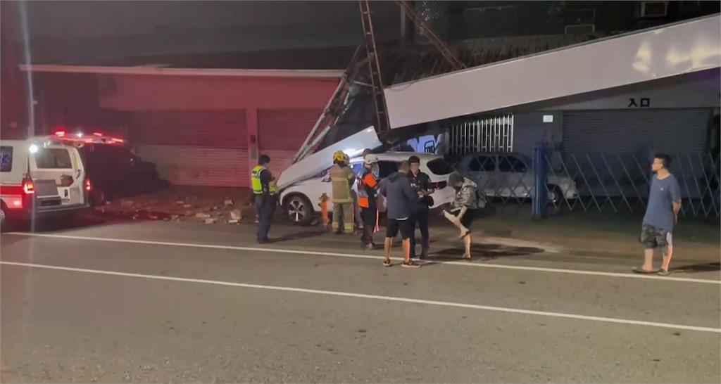 台南2自撞車禍！　　轎車撞分隔島衝民宅　小貨車撞圍牆側翻