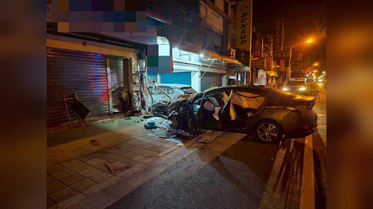 宜蘭小客車疑車速過快失控撞民宅 波及休旅車、冷氣室外機