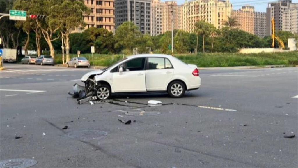 疑變燈搶快直行撞上轉彎車　賓士車「噴飛翻轉」撞倒騎士