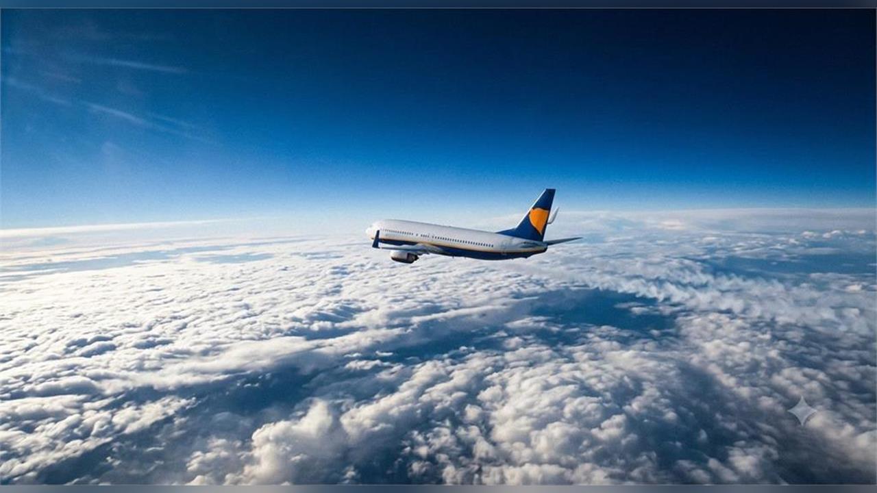 廉航客機2萬英呎高空驚傳窗戶破裂「男整顆頭被吸出去」！機身慘烈破損畫面曝