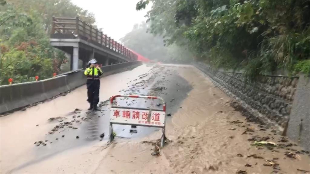康芮發威！　新竹尖石邊坡土石滑落、黃色泥水變瀑布