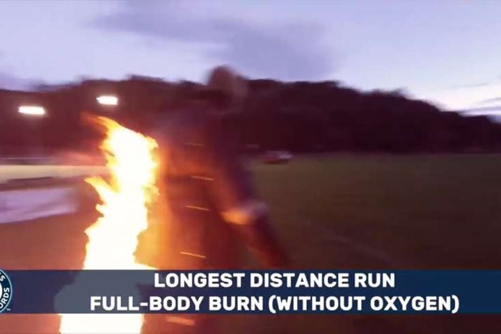 男子挑戰「身體著火」跑百米  只花了24.5秒不喊痛！
