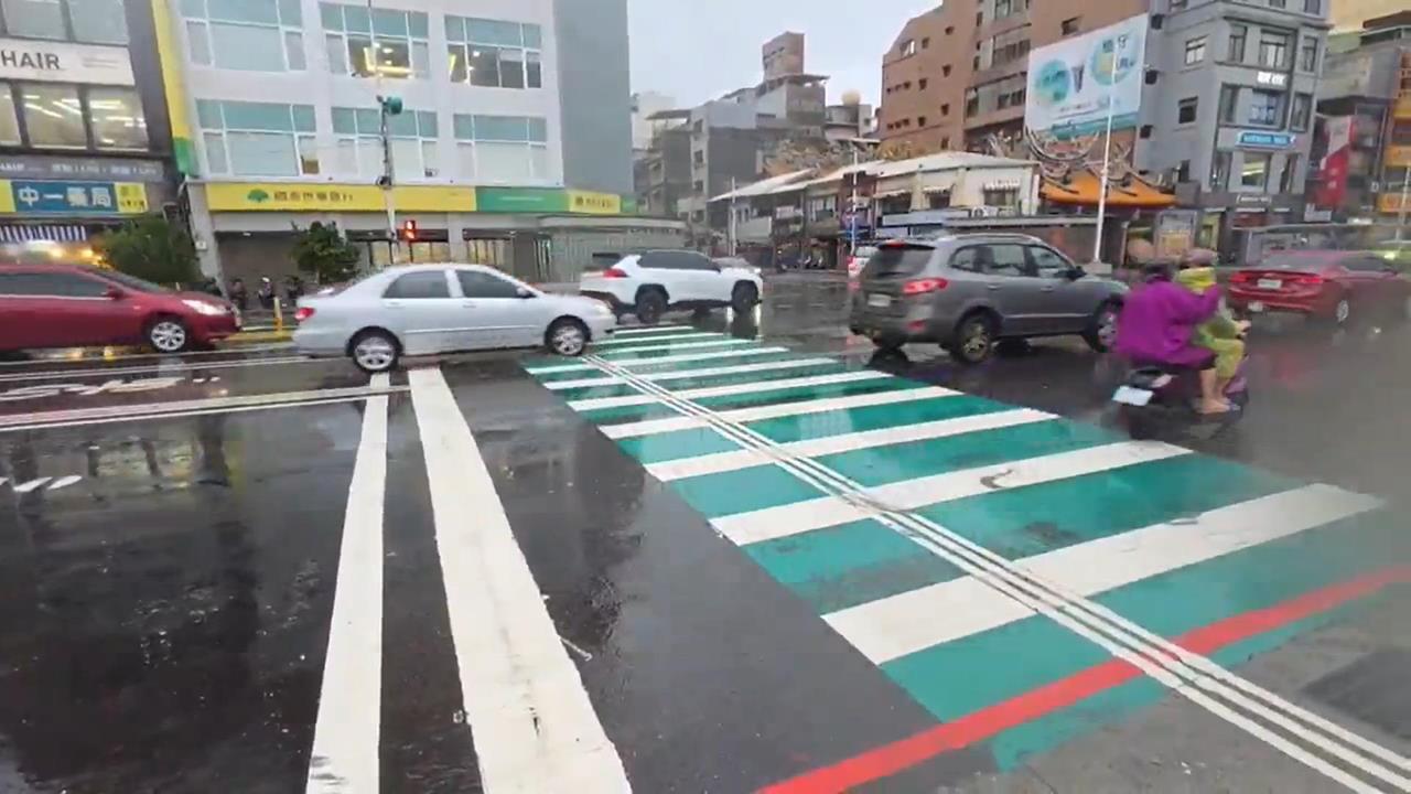 快新聞/外出記得攜帶雨具!4縣市大雨特報 雨勢持續至明天