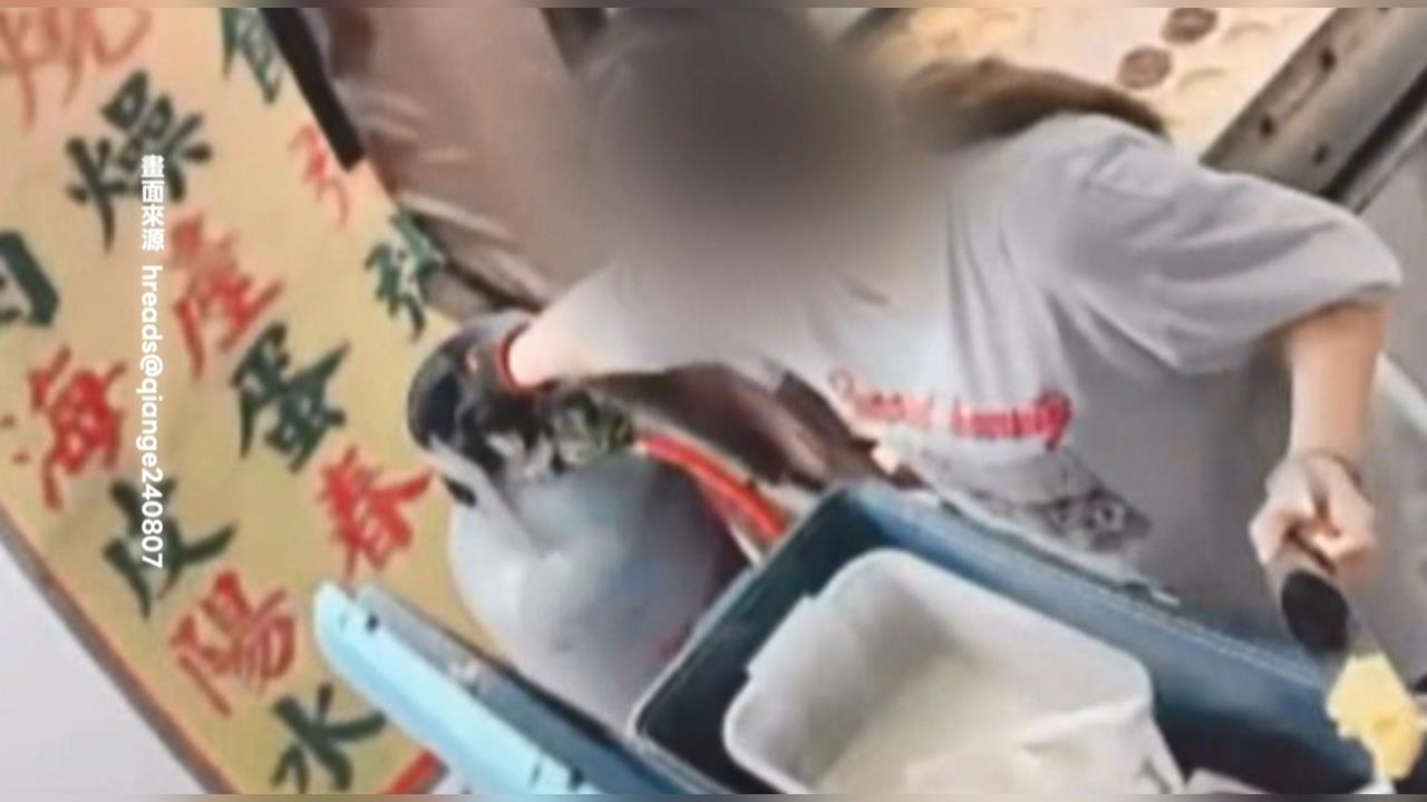 嚇人! 招牌迎面飛來砸攤 紅豆餅攤闆娘"神反應"被讚爆