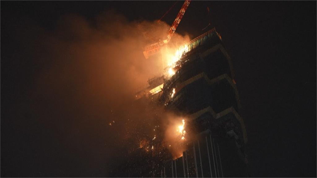 香港尖沙咀「火燒摩天樓」延燒9小時　知名「重慶大廈」險遭波及