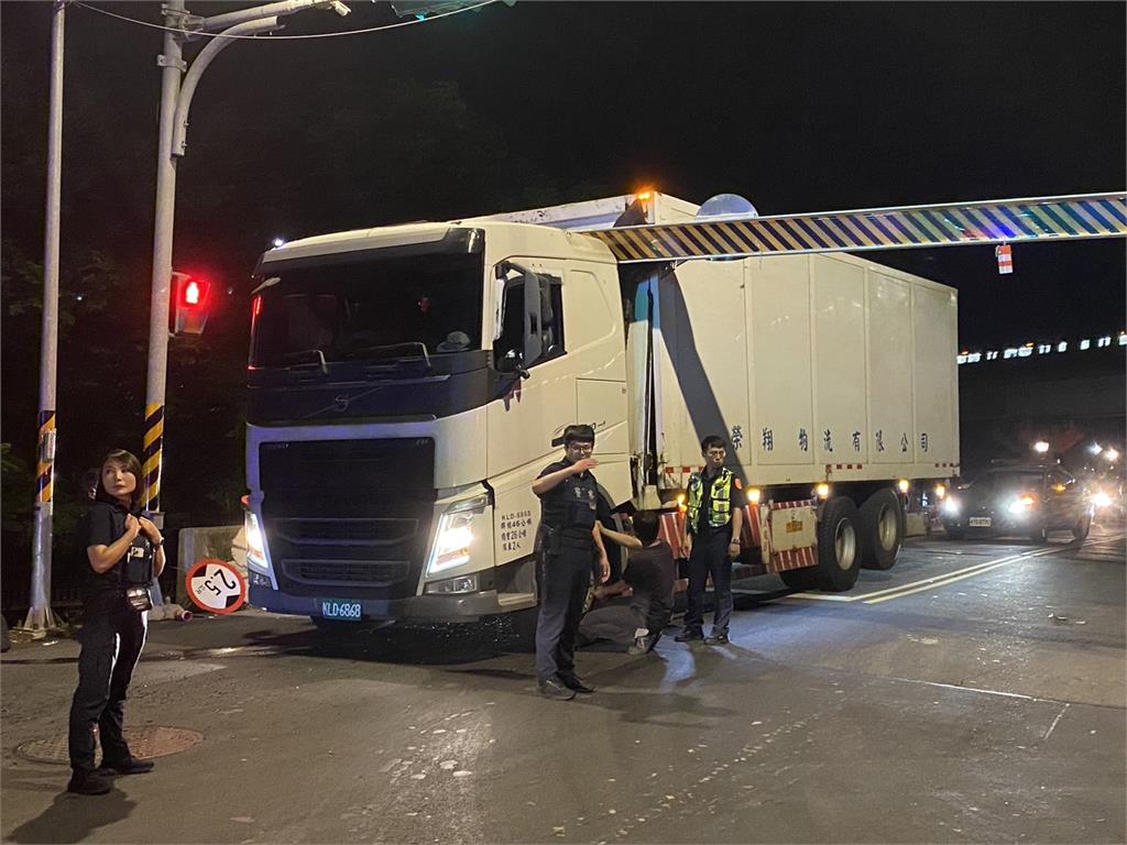 頭過身沒過！大貨車撞限高架　尷尬卡路中