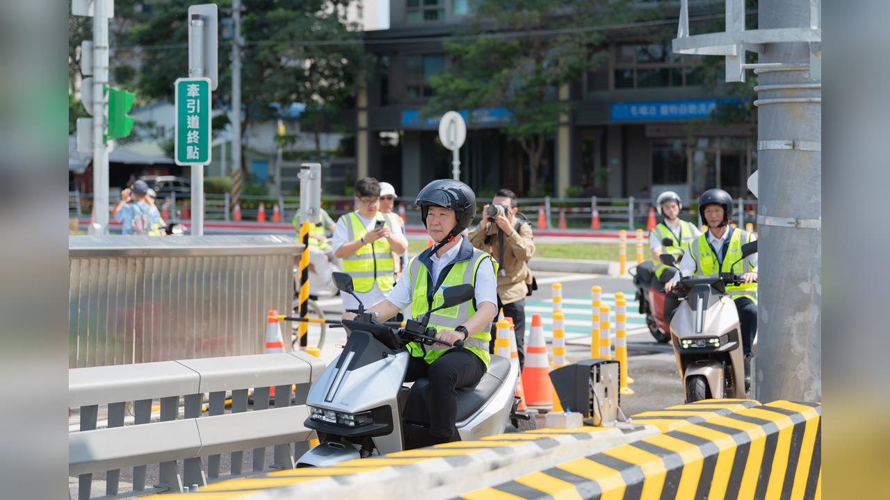 專家：手指輕放煞車拉桿屬防禦駕駛技巧 可縮短反應時間