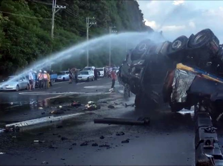 瀝青車翻駕駛卡車內 南迴瀧西段雙向封