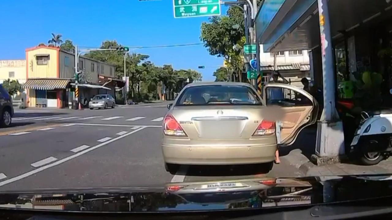 扯！　宜蘭女駕駛「門沒關就加速」　丟包３歲外甥女「追車慘摔」