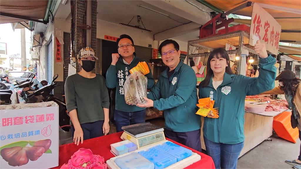 林佳龍回台中娘家　陪同五選區<em>莊競程</em>催票發暖暖包送暖