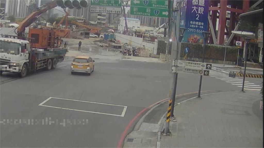砰！吊車上臂忘收「拉扯電線」燈桿斷裂　同工地3個月前才出事