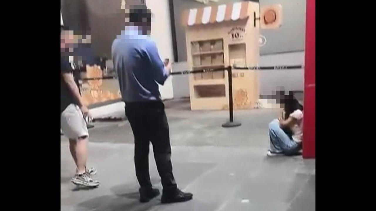蹲角落哭遭偷拍　直播主路過全程記錄幫追嫌