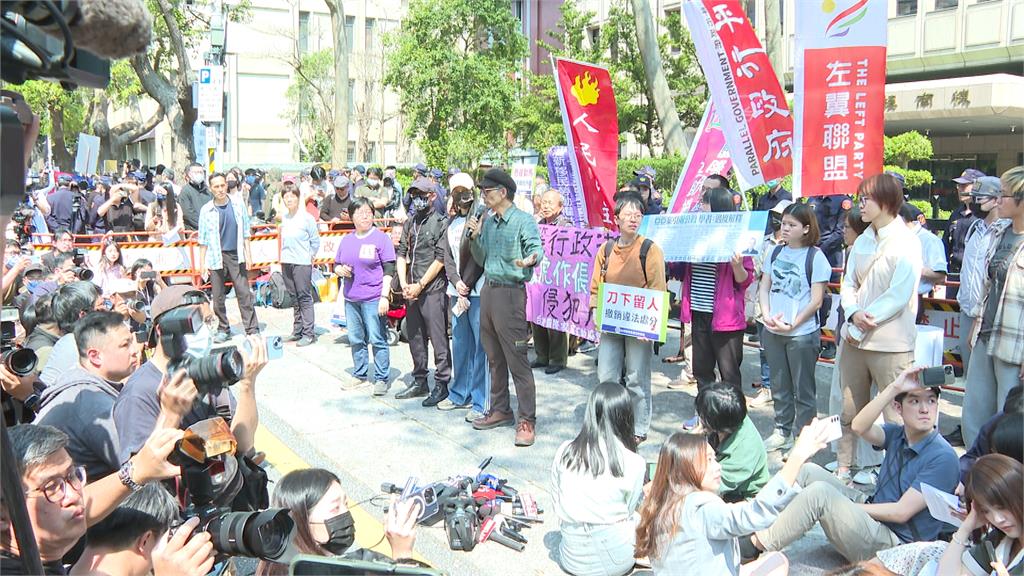 中配網紅「亞亞」大陣仗赴內政部抱屈　民眾不滿嗆：共匪滾回去