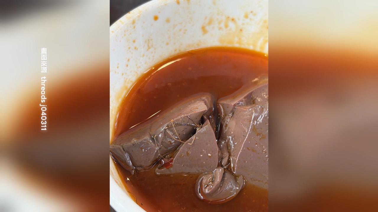 麻辣鴨血驚見蜘蛛完整包覆　民眾嚇差點變成蜘蛛人