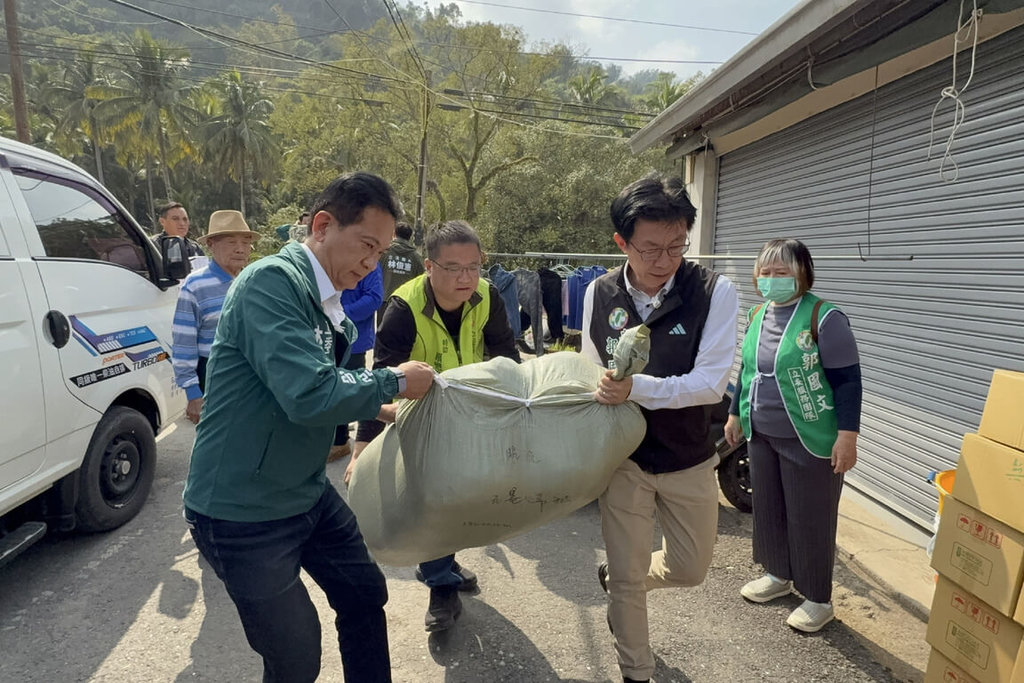 郭國文與林俊憲募物資　助台南地震受災戶過好年