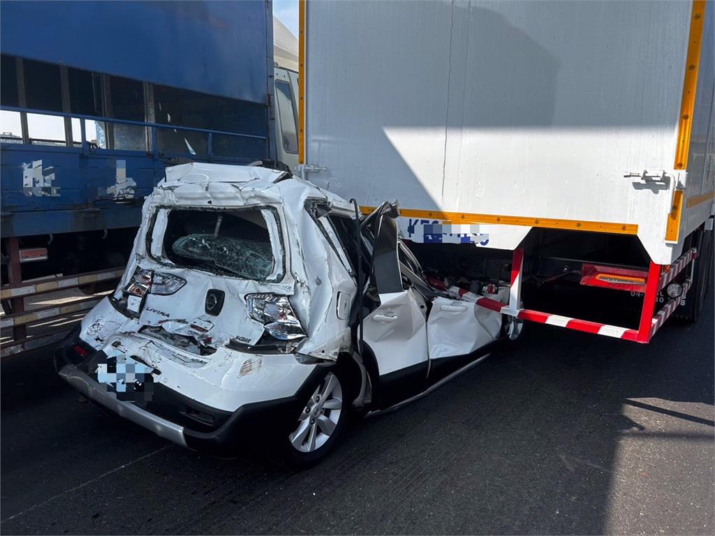 新屋台66線4車追撞　小轎車遭大貨車夾擊扭曲變形