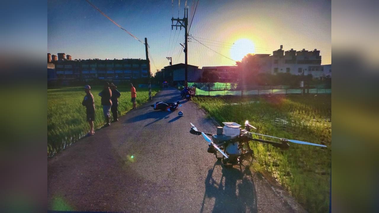 好端端騎車被擊落！　女騎士擦撞「農用無人機」跌倒在地