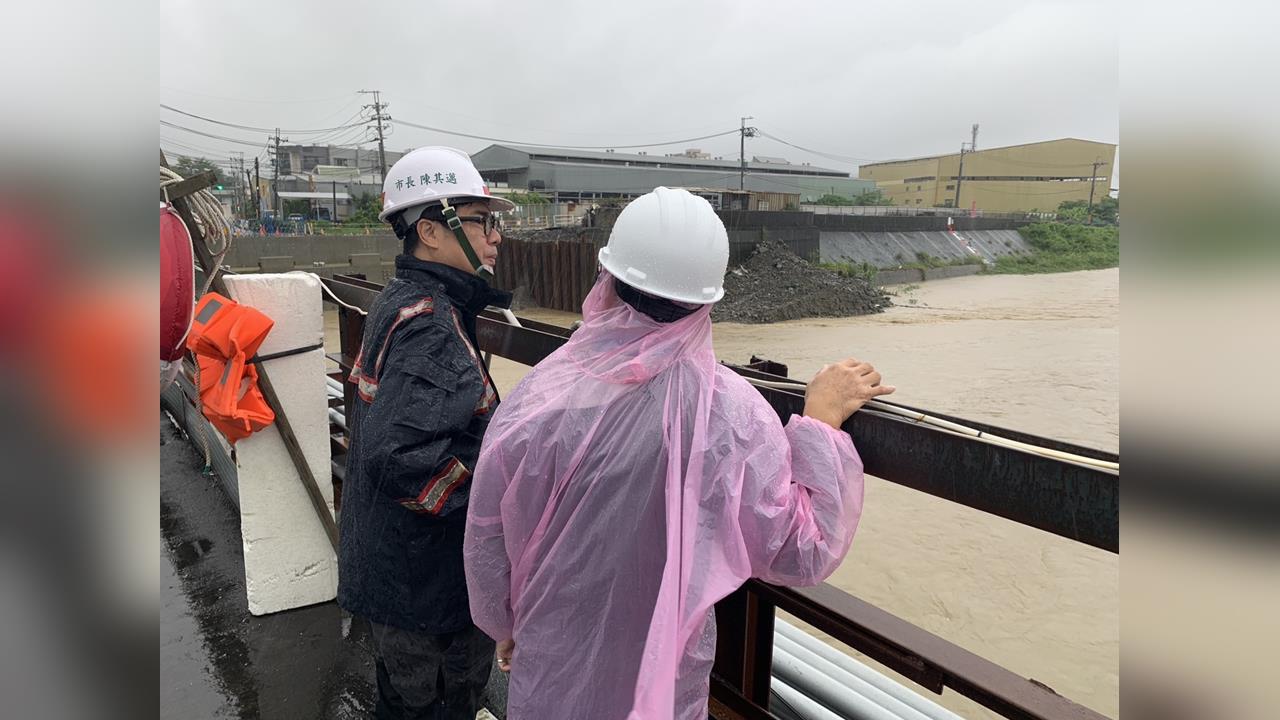 快新聞／強降雨襲高雄！陳其邁視察仁武防洪設施　要求加速推動治水