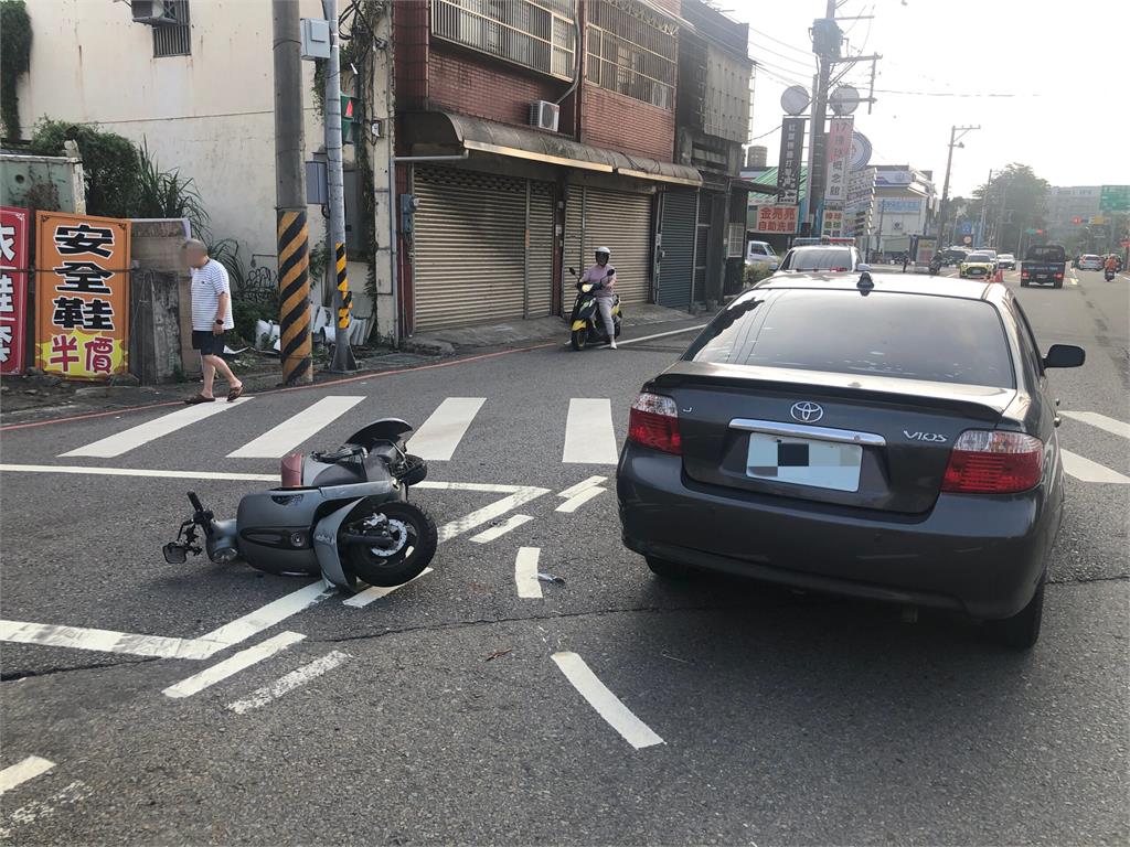 【有片】中壢轎車闖紅燈釀禍！女騎士遭撞飛「腦出血、右肩骨折」