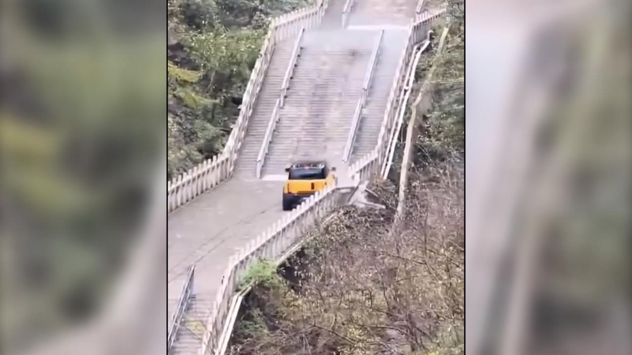 落漆！　奇瑞汽車挑戰天門山天梯　爬一半「倒滑」撞欄杆