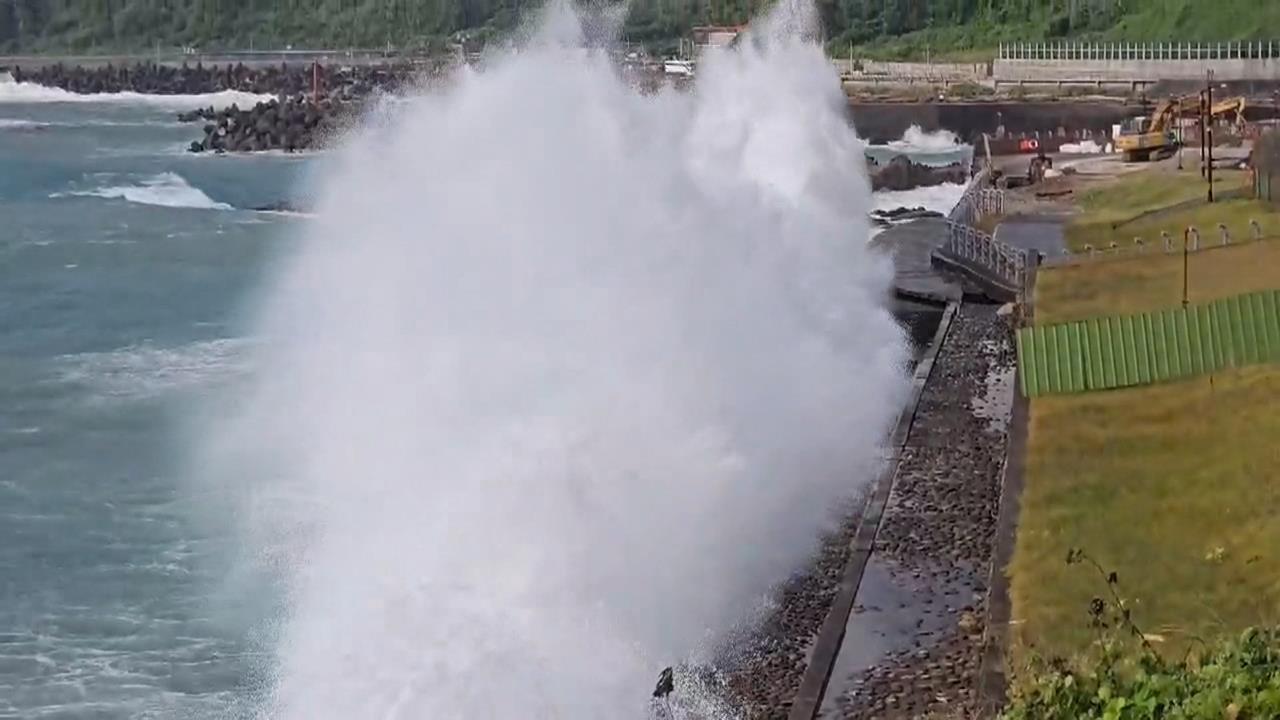 新北.基.花.馬沿岸6米"巨浪告警" 漂流木淹沒鼻頭漁港
