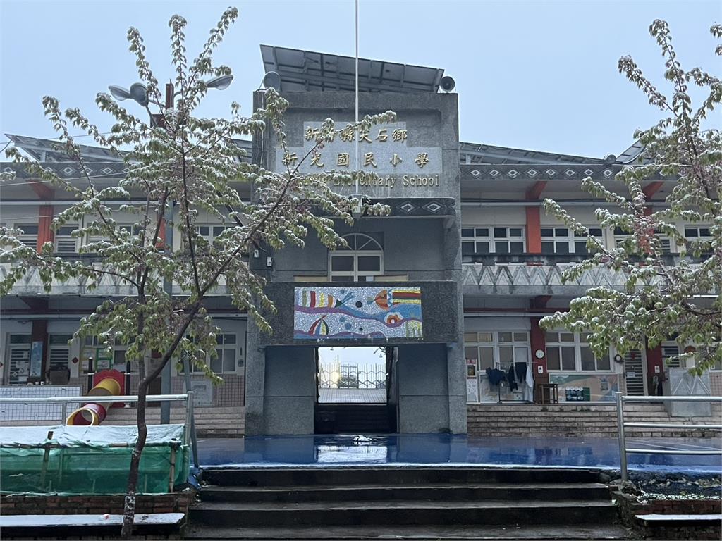 快新聞／冷氣團來襲！新竹尖石新光國小降雪　今停班停課一天