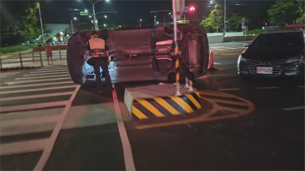 屏東轎車自撞翻覆3人脫困　高雄汽車撞分隔島「翻成立筊」