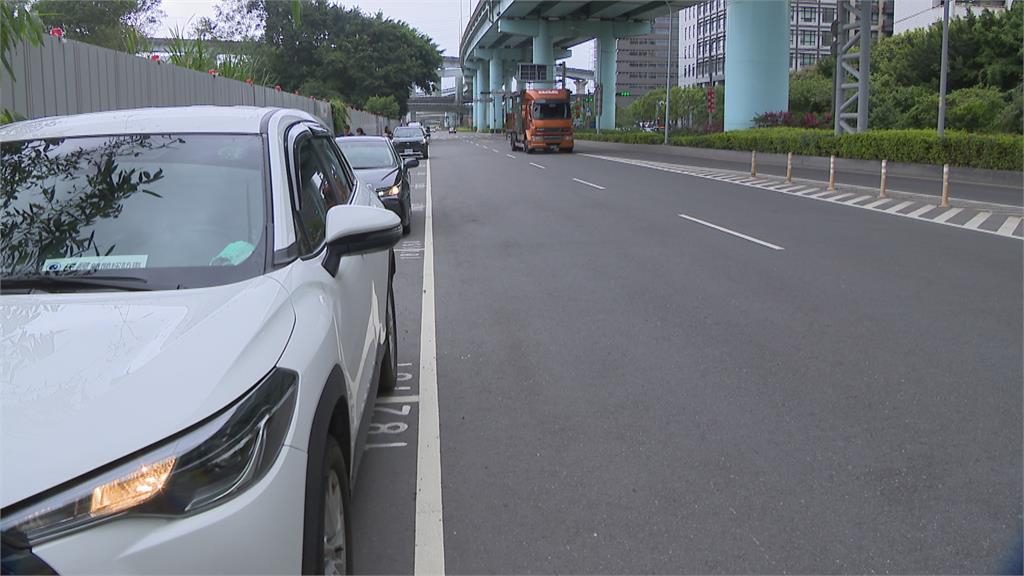 為10元停車費！駕駛痛罵收費員還逼車