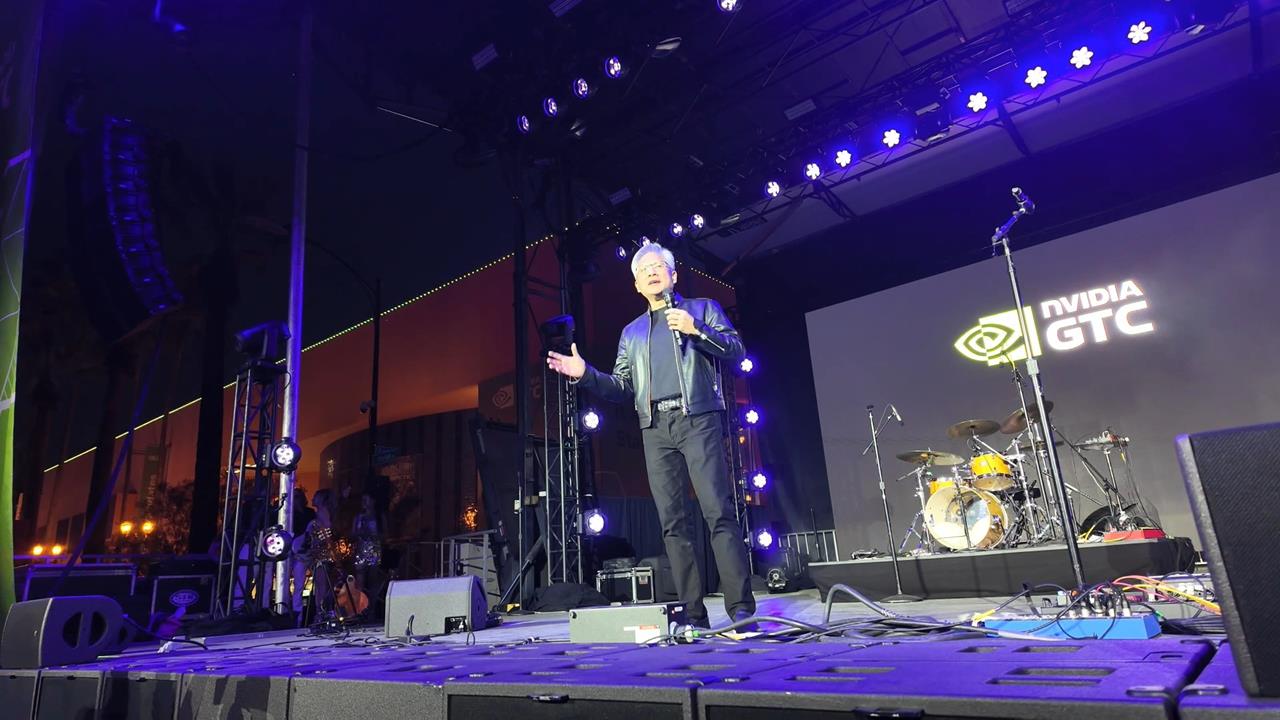 黃仁勳逛GTC夜市　在台灣攤位吃「涼麵」曝「臉上有道疤」