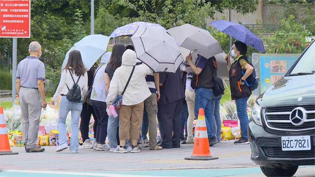 快新聞／三峽車禍釀3死！家屬悲慟回路口招魂　民眾陸續帶花束到場哀悼