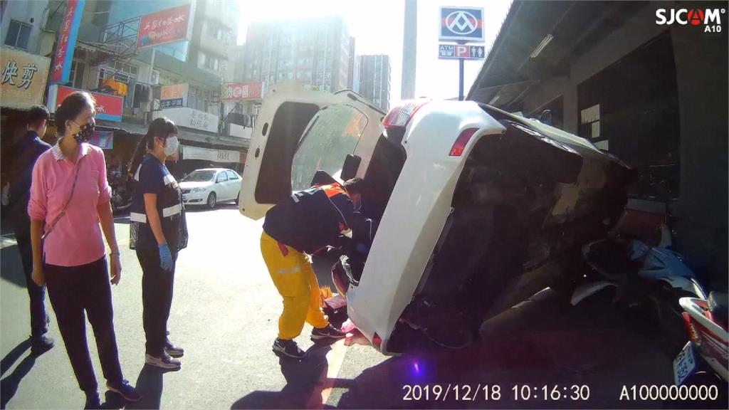 85歲翁把油門當剎車 撞機車側翻卡電桿旁