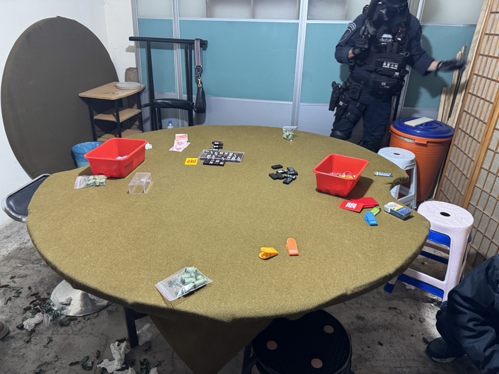 市場藏天九牌賭場 警逮21人查扣毒品與70萬元賭資