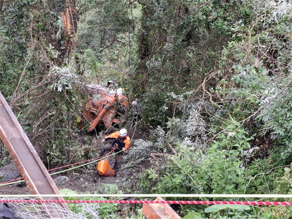 快新聞／驚！南投水泥預拌車竟墜谷20公尺　駕駛獲救「傷勢曝光」
