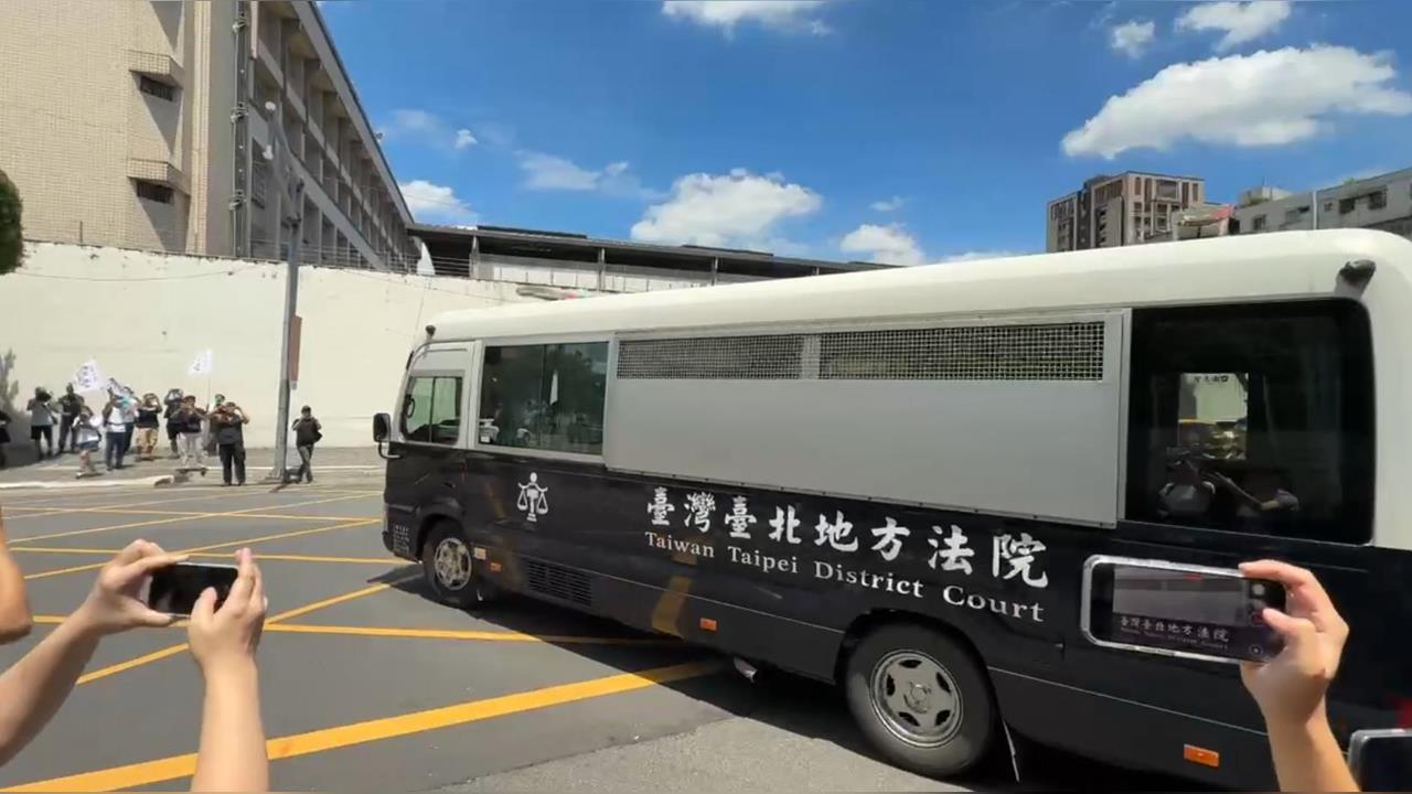 快新聞/小草護送狂喊!柯文哲搭囚車離開北所 預計12時30分抵達北院
