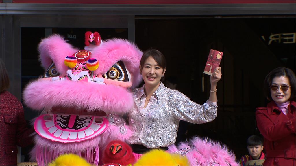 初一101迎財神！賈永婕「扛4.5公斤獅頭表演」　點名黃仁勳挑戰