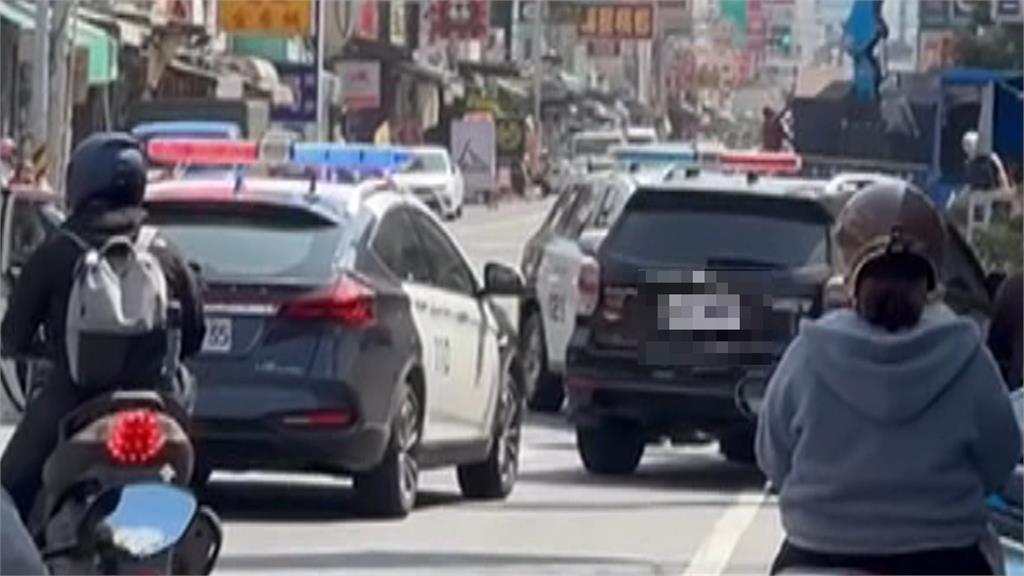 斗六街頭上演警匪追逐　警車前後包夾休旅車　民眾圍觀拍下