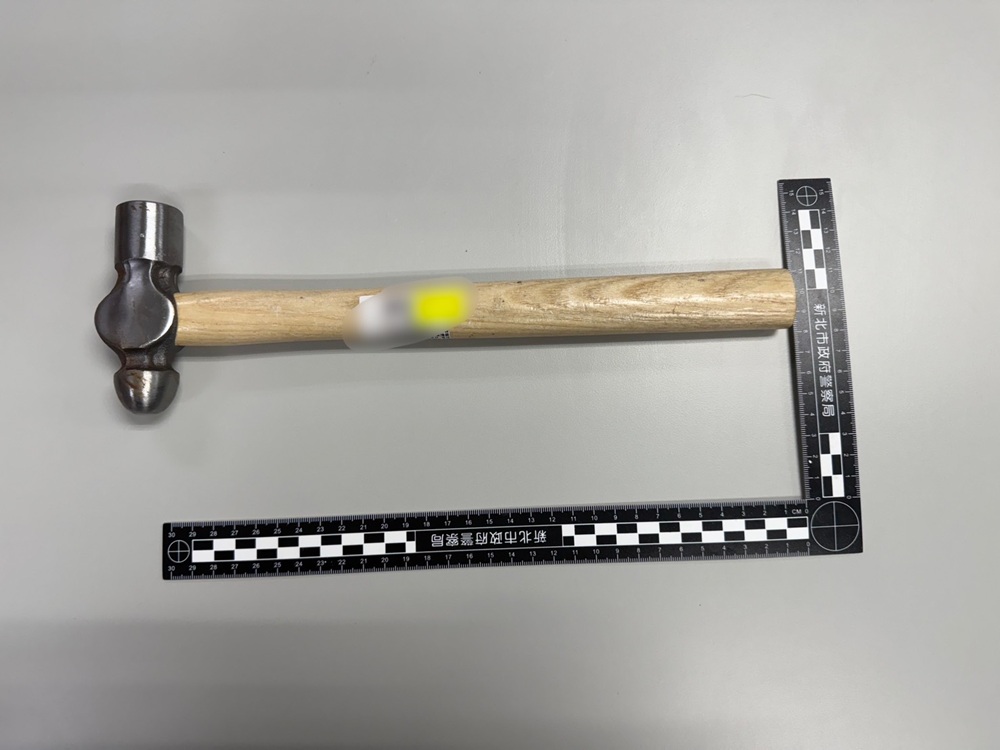 誤以爲被瞪　30歲機車騎士竟揮拳揮鐵鎚追打