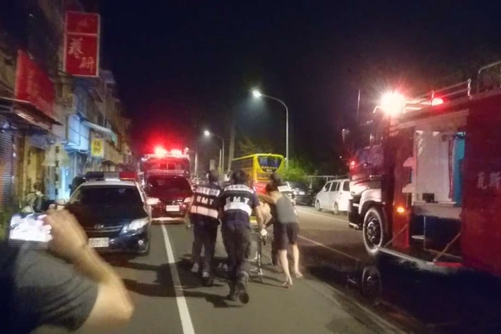 嘉義民宅火警  打火兄弟衝屋內救2人