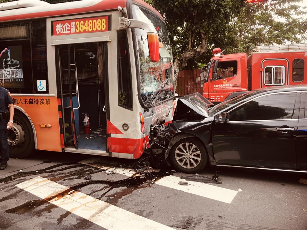 快新聞／土城公車小客車「直直對撞」 客車女乘客意識模糊送醫