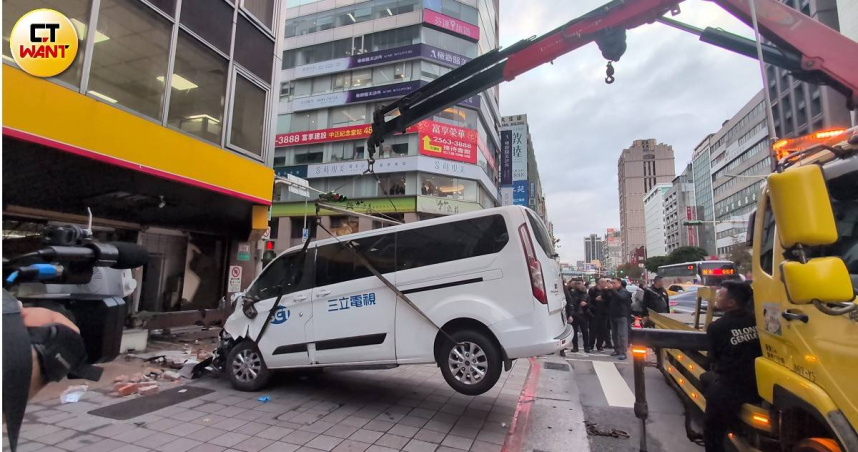 三立採訪車恍神衝進彰銀釀10傷　北市結構技師公會初判無樑柱損壞