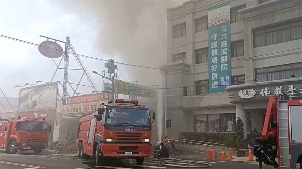 斗六鞋店冷氣起火燃燒 險波及醫院 