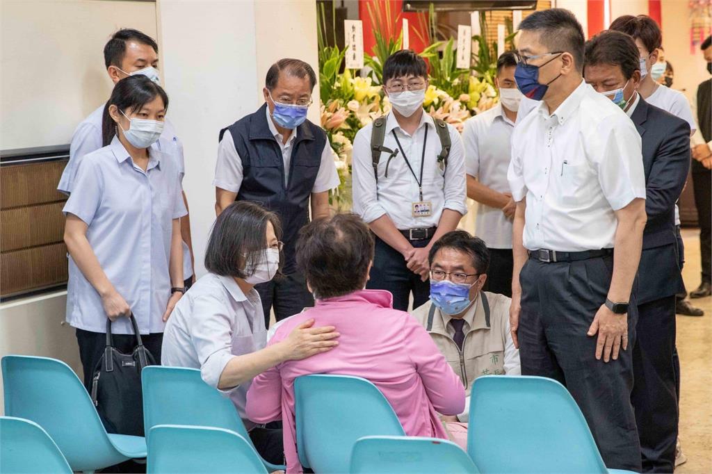 台南2警因公殉職  黃偉哲蹲在家屬前慰問：這次的痛「很痛」