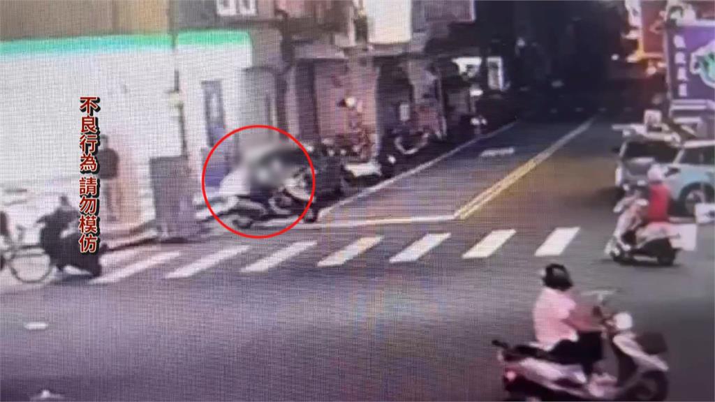 嚇人！疑女友情變受刺激　台中男騎車持刀「揮舞狂飆」