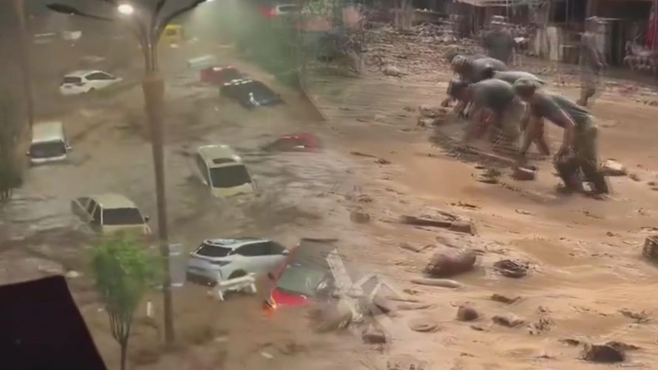 梅莎巴威連2颱肆虐中國　共軍鐵絲網掃淤洪水沖車遭酸