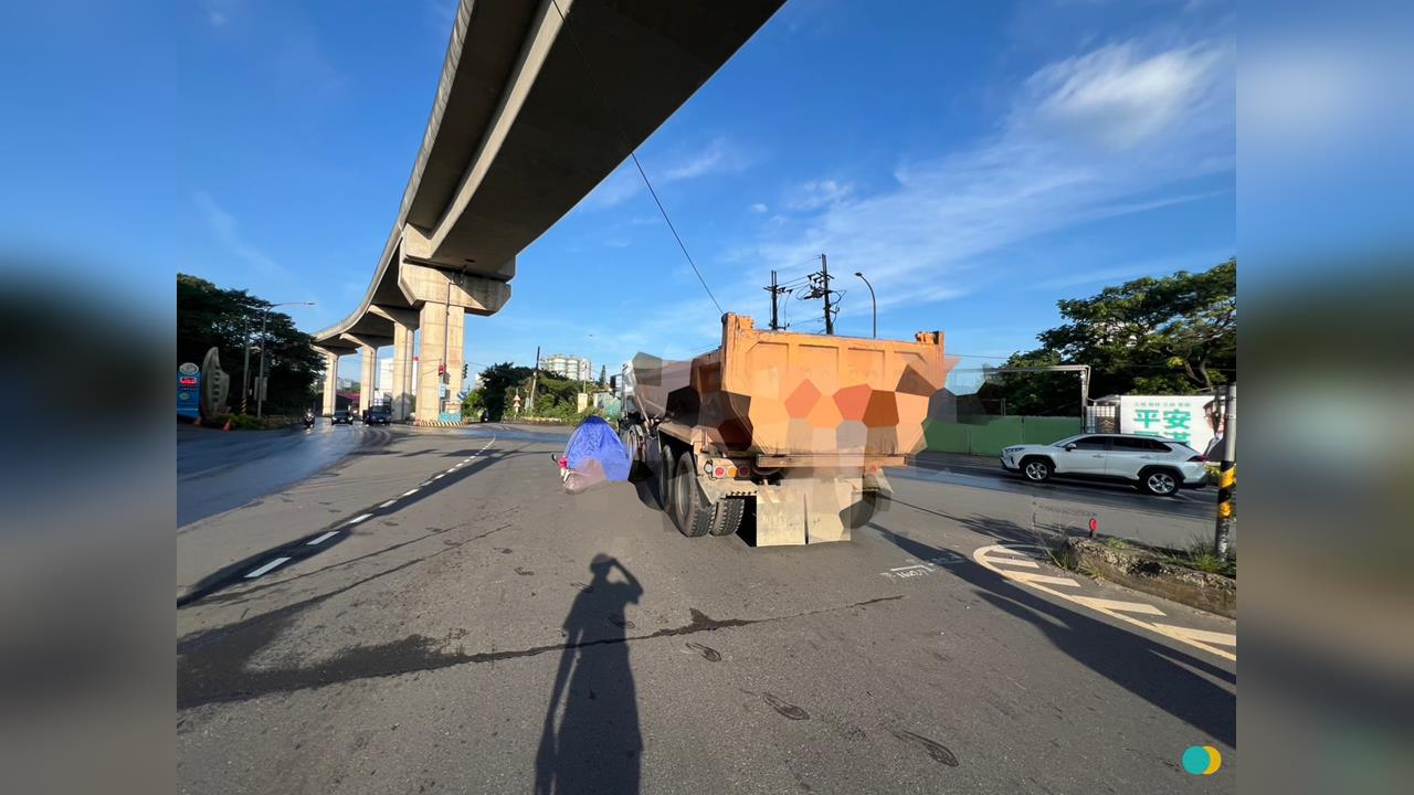 清晨上班遇死劫！新北三峽女機車尾撞曳引車頭　下半身重創當場身亡