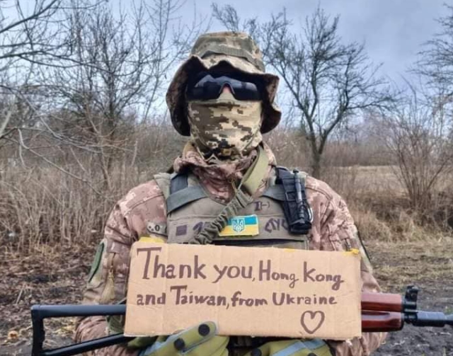 快新聞／大家的愛心收到了！　烏克蘭士兵舉牌向台灣致謝