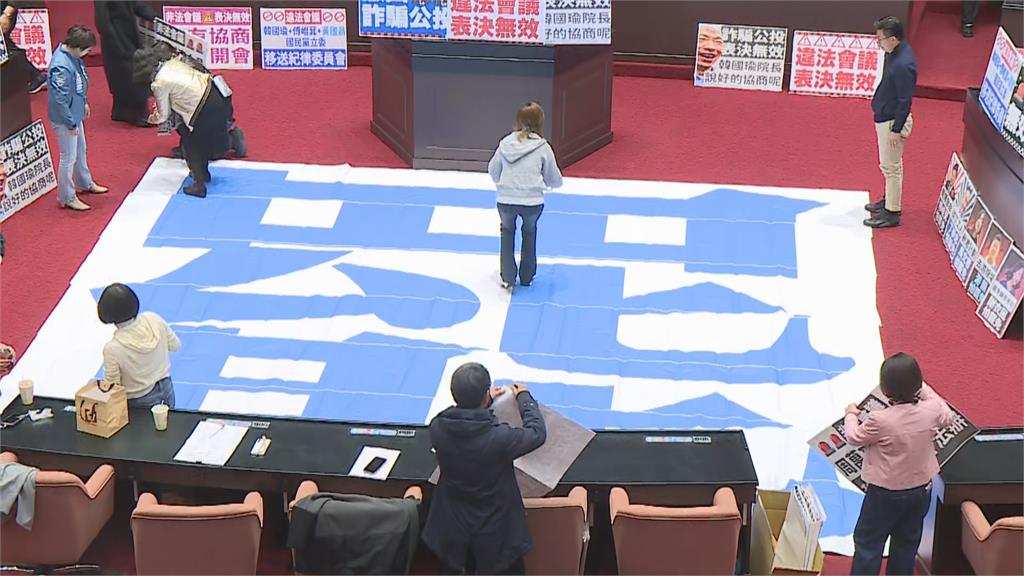 不識字阿嬤1筆1劃也要罷免「這藍委」！寫完菜市場全嗨翻：這不過不行