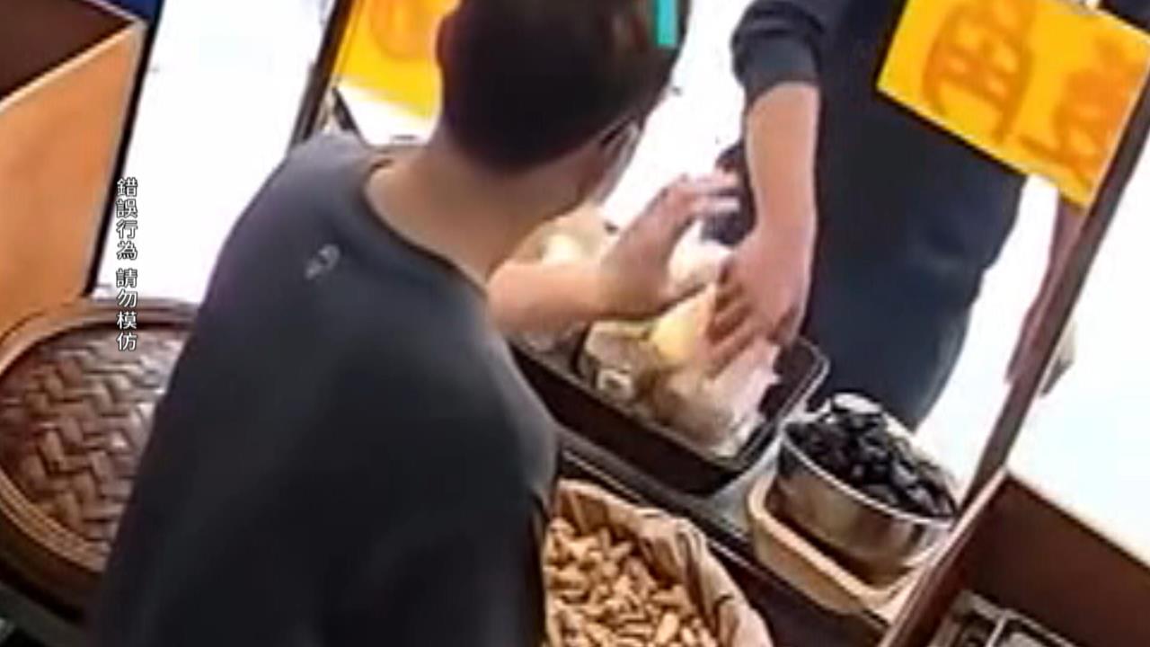 善心變調！男子討食遭拒直接拿走　店家怒批：根本搶劫