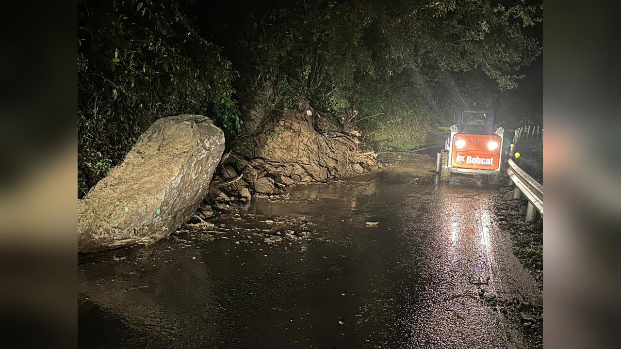台14甲線18.8K坍方　　清境觀星巨石擋道　20遊客一度受困