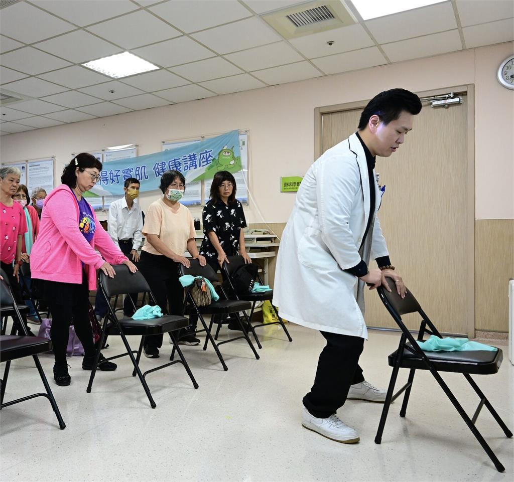 爬二樓就狂喘、腳軟 她年逾50歲就肌少症!醫三招養好肌耐力